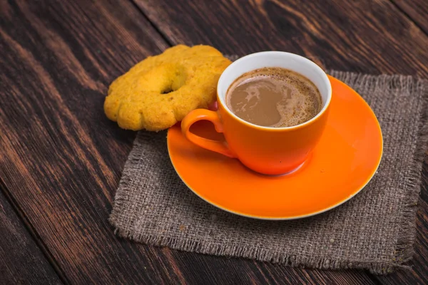 Orange Kaffeetasse Mit Leckerem Keksgebäck Auf Retro Holztisch — Stockfoto