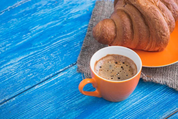 Pyszna Filiżanka Kawy Rogalikiem Drewnianym Stole Pyszne Śniadanie Rano — Zdjęcie stockowe