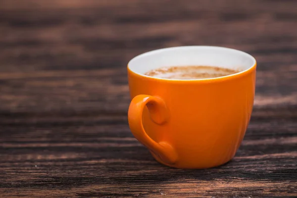 Eski Ahşap Masadaki Turuncu Kahve Fincanı Aroma Içeceği — Stok fotoğraf