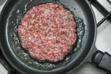 Büyük ve sulu hamburgerler metal tepside