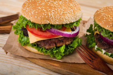 Taze lezzetli hamburgerlere yakın çekim