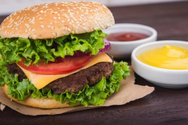 Biftekli büyük hamburger. fast food geçmişi.