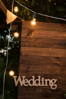 Ahşap plaket düğünü, fotoğraf bölgesi harflerinde güzel bir dekor. retro lamba