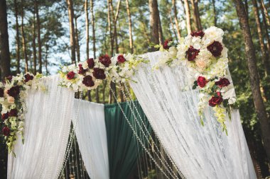 Düğün töreni açık havada. Çiçeklerle etkinlik dekorasyonu