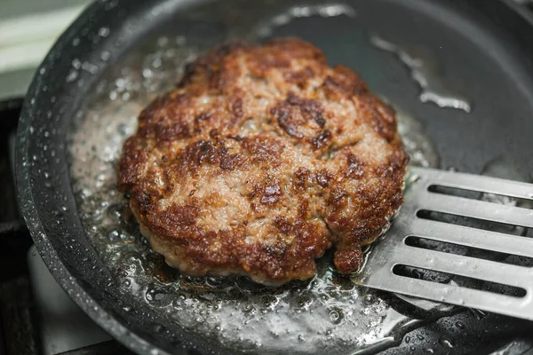 Chuleta Hamburguesa Grande Jugosa Bandeja Metal —  Fotos de Stock