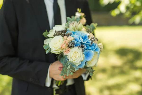 Groom Holding Modern Bouquet Wedding Accessories — Stock Photo, Image