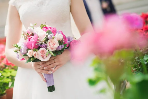 Foto Primer Plano Novia Sosteniendo Ramo Flores Fondo Decoración Boda — Foto de Stock