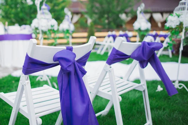 Schöne Hochzeitskulisse Stuhl Mit Lila Schleife Gebunden — Stockfoto