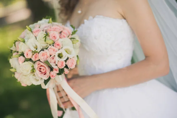 Close Foto Van Bruid Met Een Bloemenboeket Bruiloft Decoratie Achtergrond — Stockfoto