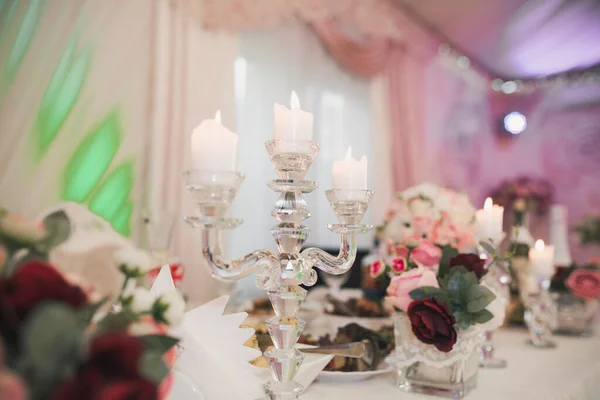 Decorazione Tavola Nuziale Primo Piano Candeliere Con Candela Sfondo Romantico — Foto Stock