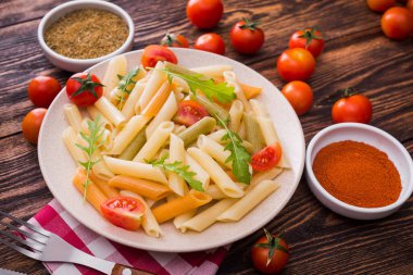 Tahta masadaki taze domatesli İtalyan makarnası.