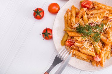 Ahşap beyaz masada nefis makarna. Lezzetli İtalyan yemeği..