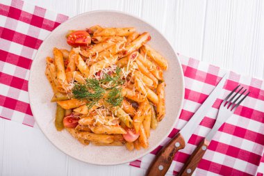 Ahşap beyaz masada nefis makarna. Lezzetli İtalyan yemeği..