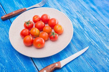 Tabakta taze kırmızı domates. ahşap masa