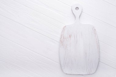 Beyaz ahşap bir masada kullanılmış klasik bir tahta.