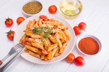 Ahşap beyaz masada nefis makarna. Lezzetli İtalyan yemeği..