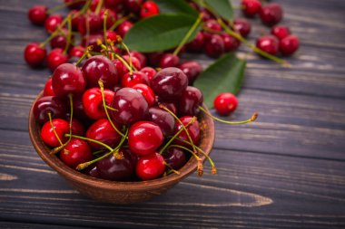 Kasede kiraz meyvesi. Ahşap arka plan. tatlı yemek.