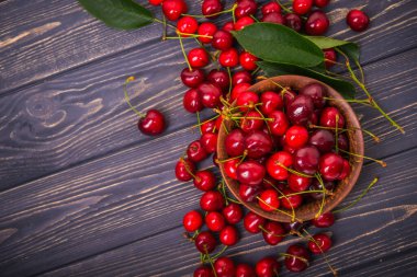 Kasede kiraz meyvesi. Ahşap arka plan. tatlı yemek.