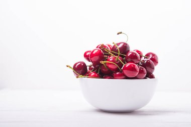 Tahta masada taze kırmızı kiraz meyvesi.