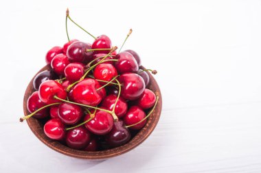 Tahta masada taze kırmızı kiraz meyvesi.