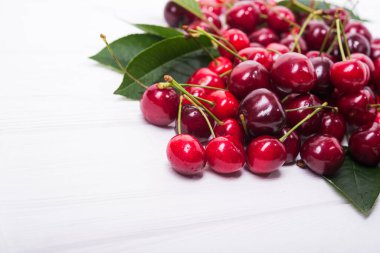 Beyaz ahşap arka planda taze kırmızı kiraz