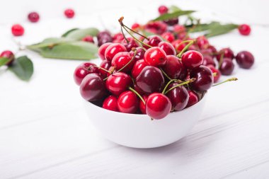 Tahta masada taze kırmızı kiraz meyvesi.