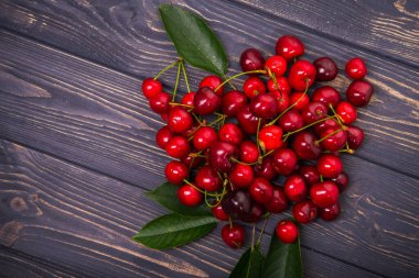 Tahta bir masada taze kiraz