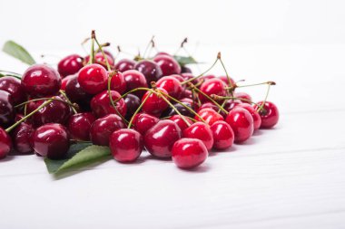 Beyaz ahşap arka planda taze kırmızı kiraz