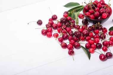 Tahta masada taze kırmızı kiraz meyvesi. en üstteki görünüm
