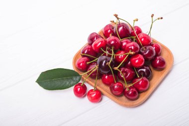 Tahta masada taze kırmızı kiraz meyvesi.