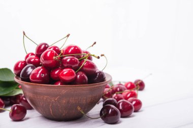 Tahta masada taze kırmızı kiraz meyvesi.