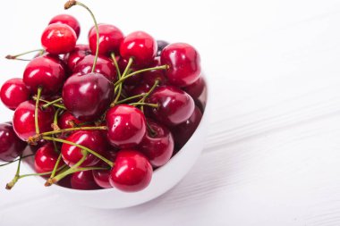 Tahta masada taze kırmızı kiraz meyvesi.
