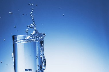 Arka planda gözlük ile su sıçraması