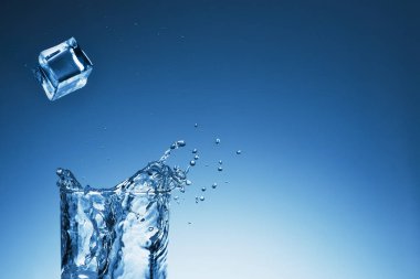 Buz küplü su bardağı damlası.