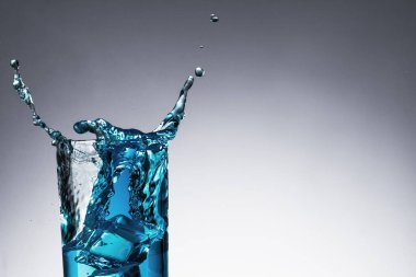 Arka planda gözlük ile su sıçraması