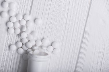 İlaç hapları beyaz masada. eczane geçmişi