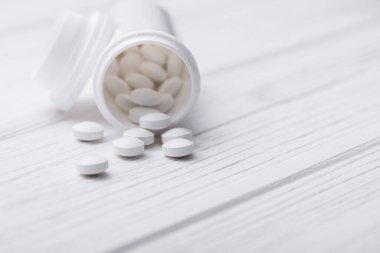 İlaç hapları beyaz masada. eczane geçmişi