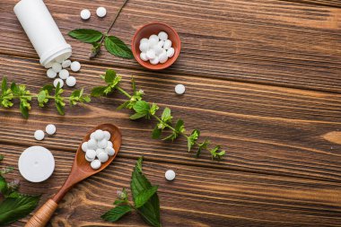 Ahşap masa üzerinde bitkisel bitki içeren doğal organik haplar. Etik bilimi konsepti. en üstteki görünüm