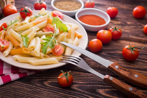 Italienische Penne Pasta Mit Frischen Tomaten Auf Einem Holztisch — Stockfoto