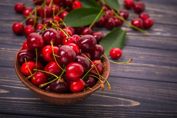 Kirschfrüchte Schüssel Vorhanden Holzuntergrund Süßspeisen — Stockfoto