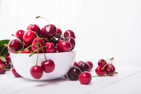 Frische Rote Kirschfrüchte Teller Auf Holztisch — Stockfoto