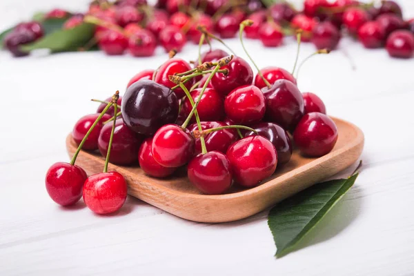 Tahta Masada Taze Kırmızı Kiraz Meyvesi — Stok fotoğraf