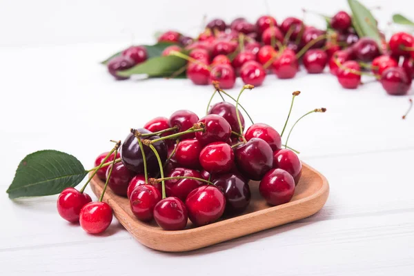 Frische Rote Kirschfrüchte Teller Auf Holztisch — Stockfoto