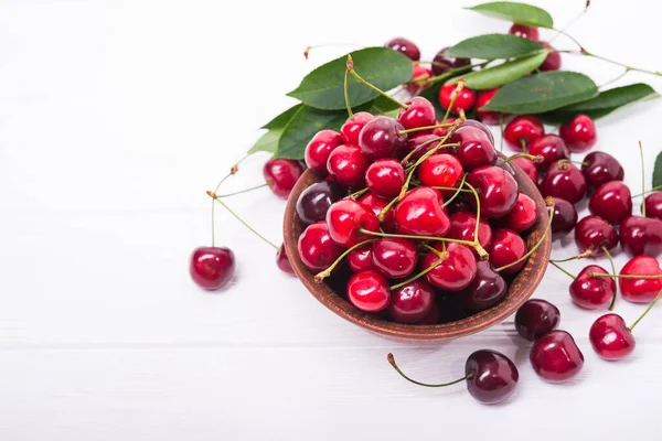 Frische Rote Kirschfrüchte Teller Auf Holztisch — Stockfoto