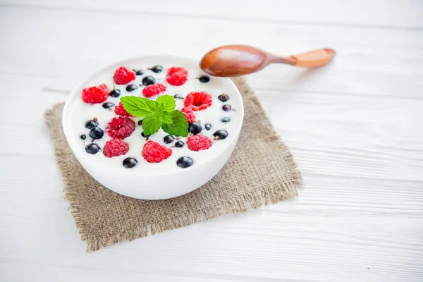 Yogurt Saporito Con Lampone Tavolo Bianco Legno Dessert Cibo Colazione — Foto Stock