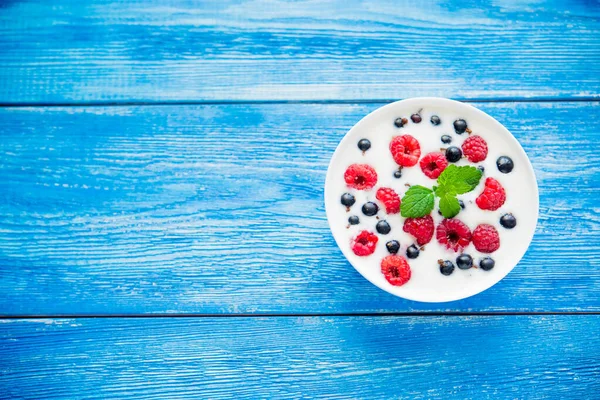 青い木のテーブルの上に果物とヨーグルトと健康食品と甘い朝食 — ストック写真