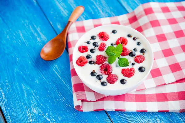 Colazione Dolce Con Cibi Sani Con Frutta Yogurt Sul Tavolo — Foto Stock