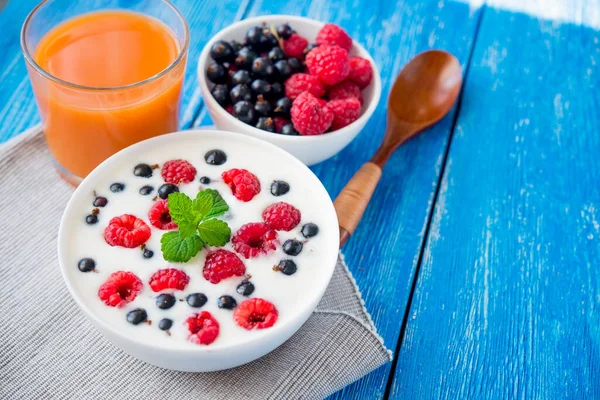 Yogur Sabroso Con Frambuesa Mesa Azul Madera Postre Comida Desayuno — Foto de Stock