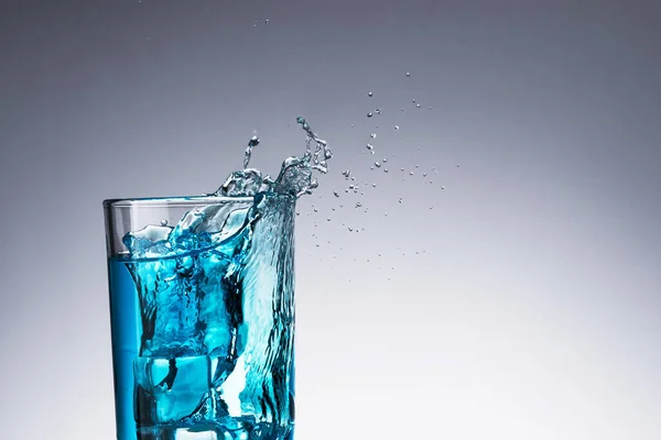 Wasserspritzer Mit Blase Gläsern Hintergrund — Stockfoto