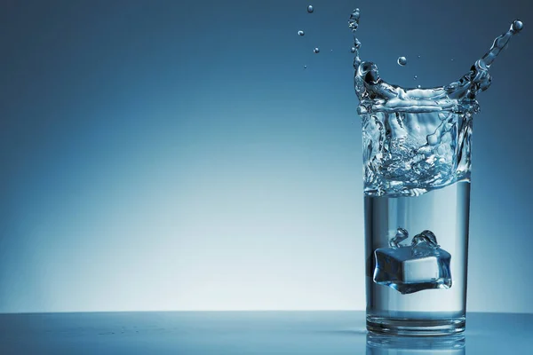 Vatten Stänk Med Bubbla Glas Bakgrunden — Stockfoto